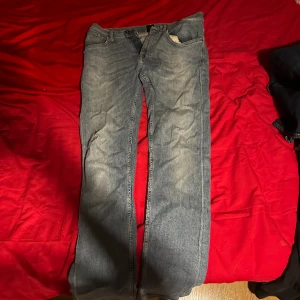 Byxor  - Säljer mina tiger of Sweden jeans dom har blivit för små för mig.