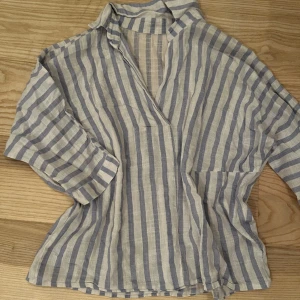 Linne skjorta - Randig blus i linnetyg! Köpt i Portugal! bättre bilder kommer snart<3