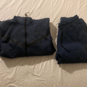 Nike Tech  - Mörkblå Nike tech Storlek: byxor S, hoodie XS Orginalpris 2200kr