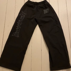 Broken Planet Wide-Leg Sweatpants - Broken Planet Swatpants. I färg Soot Black. ALDRIG använda, helt 🔥splitternya🔥 Finns ej att köpa, långre. Slutsålda efter några timmar i denna storlek. Pris kan diskuteras.