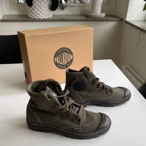 Palladium strl 39 - Helt nya palladium i storlek 39. Tålig och bekväm sko i en snygg olivgrön färg. Skickas i sin originalkartong 📦 