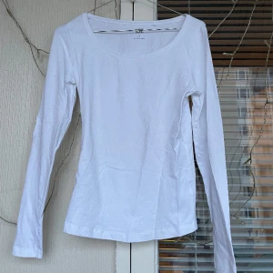 Basic tröja  - Långärmad vit tröja ganska stretchigt material från lager 157 