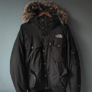The North Face parka - En riktigt fet vintage The North Face parka med pälsluva. Väldigt bra skick, inga större tecken på användning. Varm och skön med dun inuti. Sitter riktigt snyggt. Storlek M.
