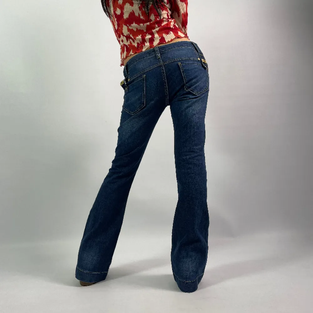 26. Versace jeans  Pris: 899 kr Frakt: 60 kr  Storlek: 36  Midja tvärs över: 40 cm Innerbenslängd: 80 cm  Första modellen är 172 cm lång och bär vanligtvis storlek 34/36. Jeans & Byxor.
