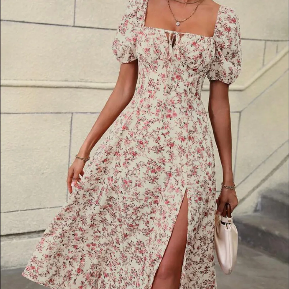 Blommig klänning från Shein. Första bilden är för att visa hur den ser ut, däremot är det ett annat mönster❤️. Klänningar.