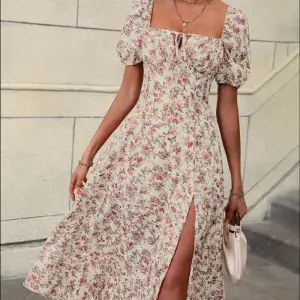 Blommig klänning från Shein. Första bilden är för att visa hur den ser ut, däremot är det ett annat mönster❤️