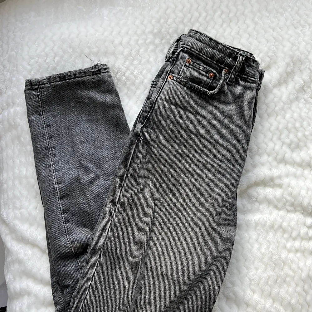 Änvändna men i bra skick! Fina zara jeans i modellen ”The 90s Moms fit”. Raka och högmidjade gråa jeans.😻🤩frakten är runt 74kr. Jeans & Byxor.
