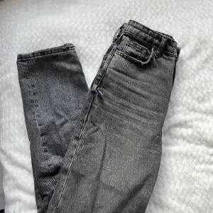Änvändna men i bra skick! Fina zara jeans i modellen ”The 90s Moms fit”. Raka och högmidjade gråa jeans.😻🤩frakten är runt 74kr