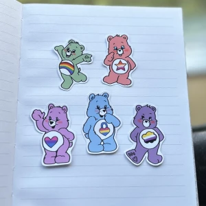 Care bear klistermärken pride 4 - Care bear klistermärken som jag tillverkat och designat 🩷 runt 5 cm stora. Finns många av varje sort. 8 kr/styck, 5 st för 35 kr, 10 st för 65 kr. 🎀  Frakt: 15 kronor 