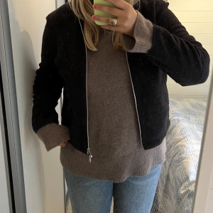 Svart höstjacka  - En as najs basic höstjacka från Bristol Textiles🖤 Jättebra kvalitet och funkar sjukt bra till alla kläder i höst!!