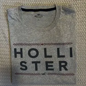 T-shirt från Hollister i härligt material.