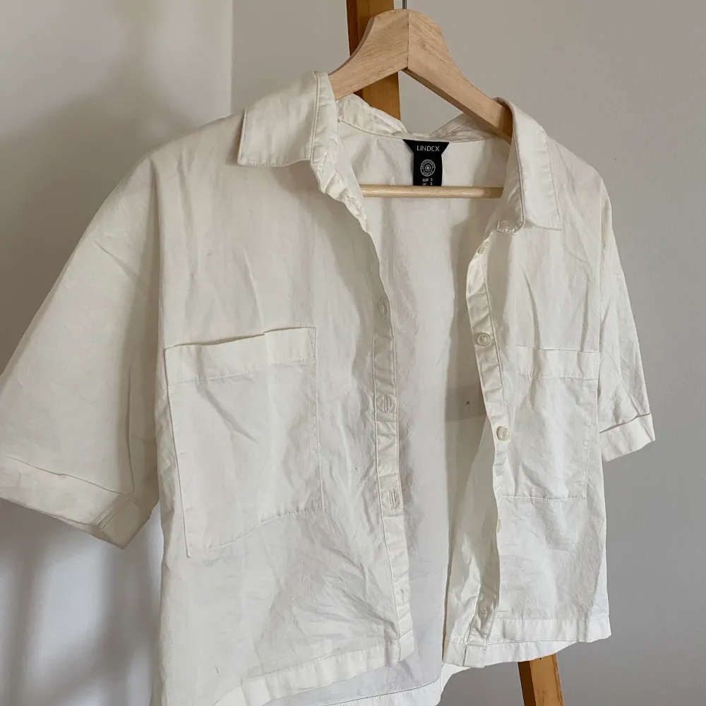 Säljer en vit kortärmad skjorta från Lindex 🌱  Skick: mycket bra, använts fåtal gånger.  Material: 100% bomull  Storlek: S  Pris: 120kr inklusive frakt  ✨inga husdjur eller rökning . Skjortor.