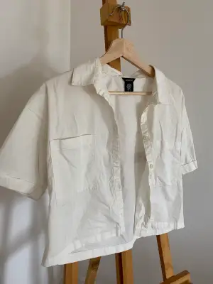 Säljer en vit kortärmad skjorta från Lindex 🌱  Skick: mycket bra, använts fåtal gånger.  Material: 100% bomull  Storlek: S  Pris: 120kr inklusive frakt  ✨inga husdjur eller rökning 