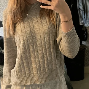 kabelstickad tröja - Supersöt tröja köpt från hm för något år sedan, endast använd några gånger och helt utan defekter. Säljer pga använder ej. Storlek M men passar mig som vanligtvis har XS-S