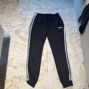 Adidas byxor  - Inte använda mycket o de tar plats