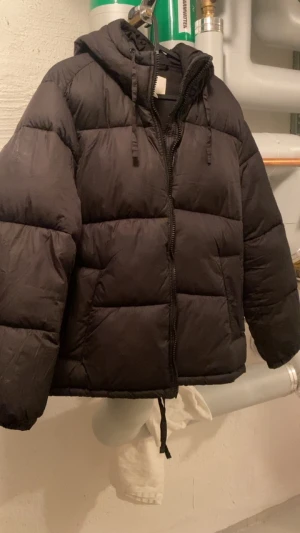 Hm jacka - säljer min svarta vinterjacka från H&M för att jag har tröttnat lite på den. Har använt den lite då och då men finns inga tecken på användning
