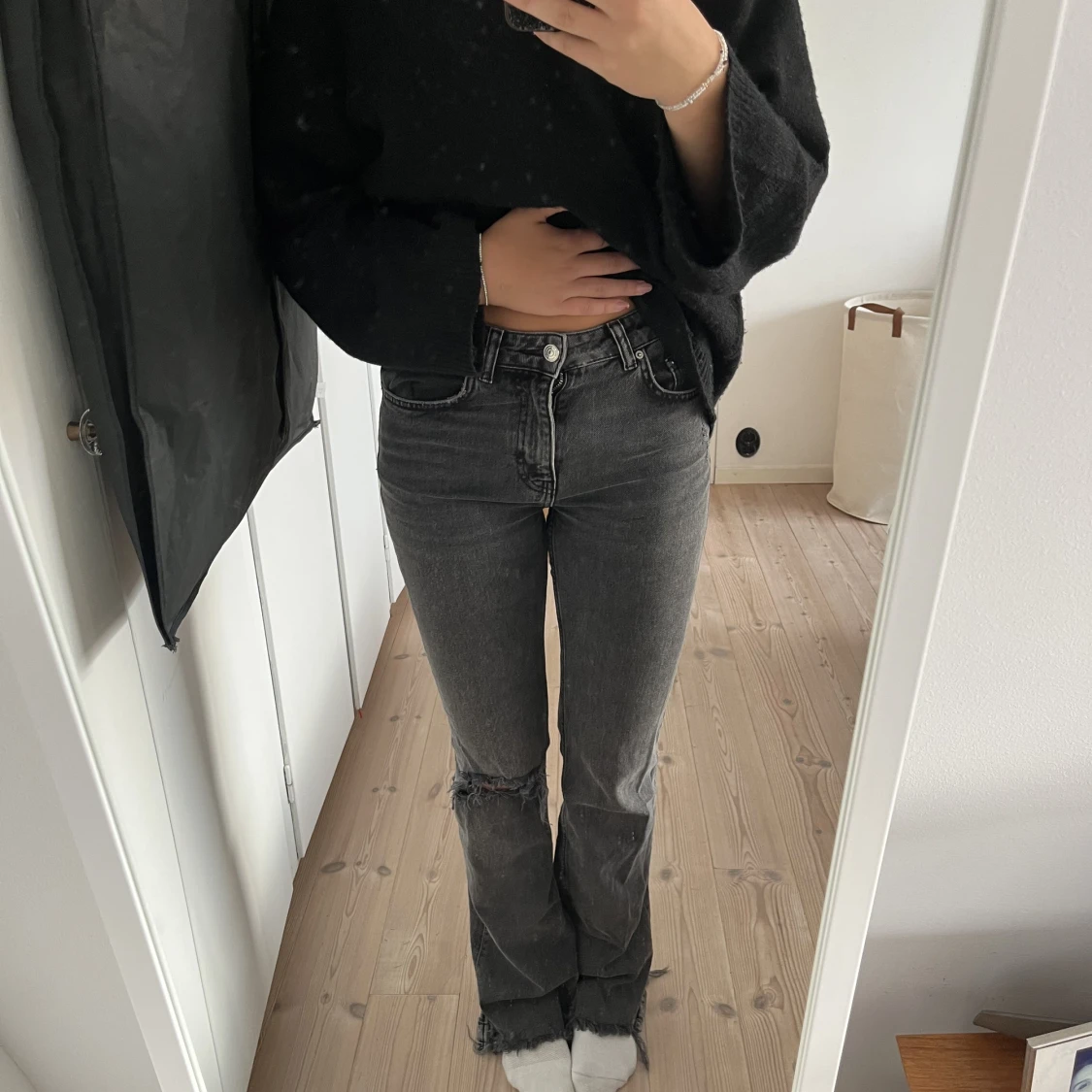 GRÅA BOOTCUT JEANS MED HÅL - 90