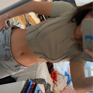 COOL MÖNSTRER TOPP/T-SHIRT BEIGE - Halloj! Säljer nu denna tvär snygga t-shirten i beige/sandsten färg. Y2k/cybery2k street stil. Den är sneddad och har jätte coola mönster, superbra skick. Säljes då den knappt kommer till användning men den passar till typ allt. Storlek XS/S. Hör av er!🩷