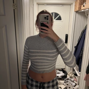 Randig tröja  - Jag säljer min korta randiga tröja ifrån PULL&BEAR. Den är i storlek M. Tröjan är aldrig använd så det är i helt nyskick men utan prislapparna kvar. Tröjan har otroligt fin passform 