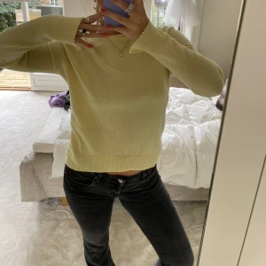 Zadigtröja💛 - Gul cashmeretröja från Zadig&Voltaire med silvriga stjärnor på armbågarna💛⭐️Sååå fin nu till sensommarkvällar och höst men även vinter. Köpt för 2500kr i Spanien, säljer för 1500kr💛✨passar allt från XS-L, men är i strl M💛