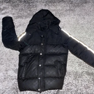 Gucci jacka - En skön jacka till vintern i strl M men passar även S. Den är i väldigt bra skick. Kan mötas upp.