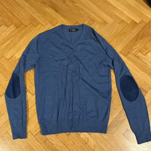 Hackett tröja italiensk merinoull - Bra skick, typ aldrig använd, mjuk bomullströja. Mörkblå.