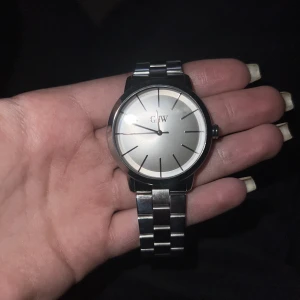 Helt ny herrklocka - Säljer denna GHW klocka köpt på guldfynd för två dagar sen och helt oanvänd! Säljer åt min pojkvän som ångrat sig, men redan hade hunnit ställa på klockan🙂30m vattentäthet, org pris: 1200.   skriv om funderingar!  Går att få billigare om snabb affär