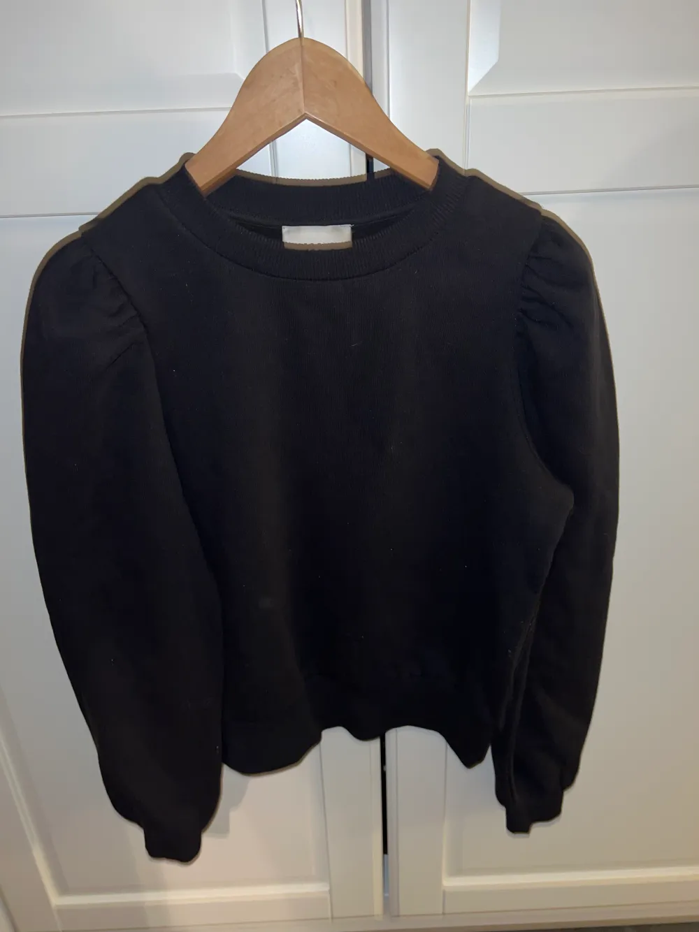 Säljer denna svarta sweatshirt, finns inga anmärkningar🖤 Nypris: 699kr. Tröjor & Koftor.