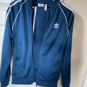 Adidas tracksuit - Säljer denna fina adidas tracksuit.  För mer info kom pm. 