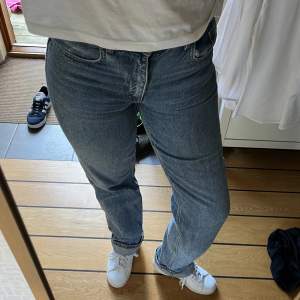 Säljer mina jeans från Zara i storlek 38. Lite små i storleken så skulle säga att jeansen är mer i storlek 36. Passar bra på längden för mig som är 170cm🥰 Köparen står för frakten