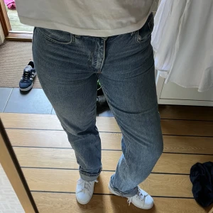 Jeans - Säljer mina jeans från Zara i storlek 38. Lite små i storleken så skulle säga att jeansen är mer i storlek 36. Passar bra på längden för mig som är 170cm🥰 Köparen står för frakten