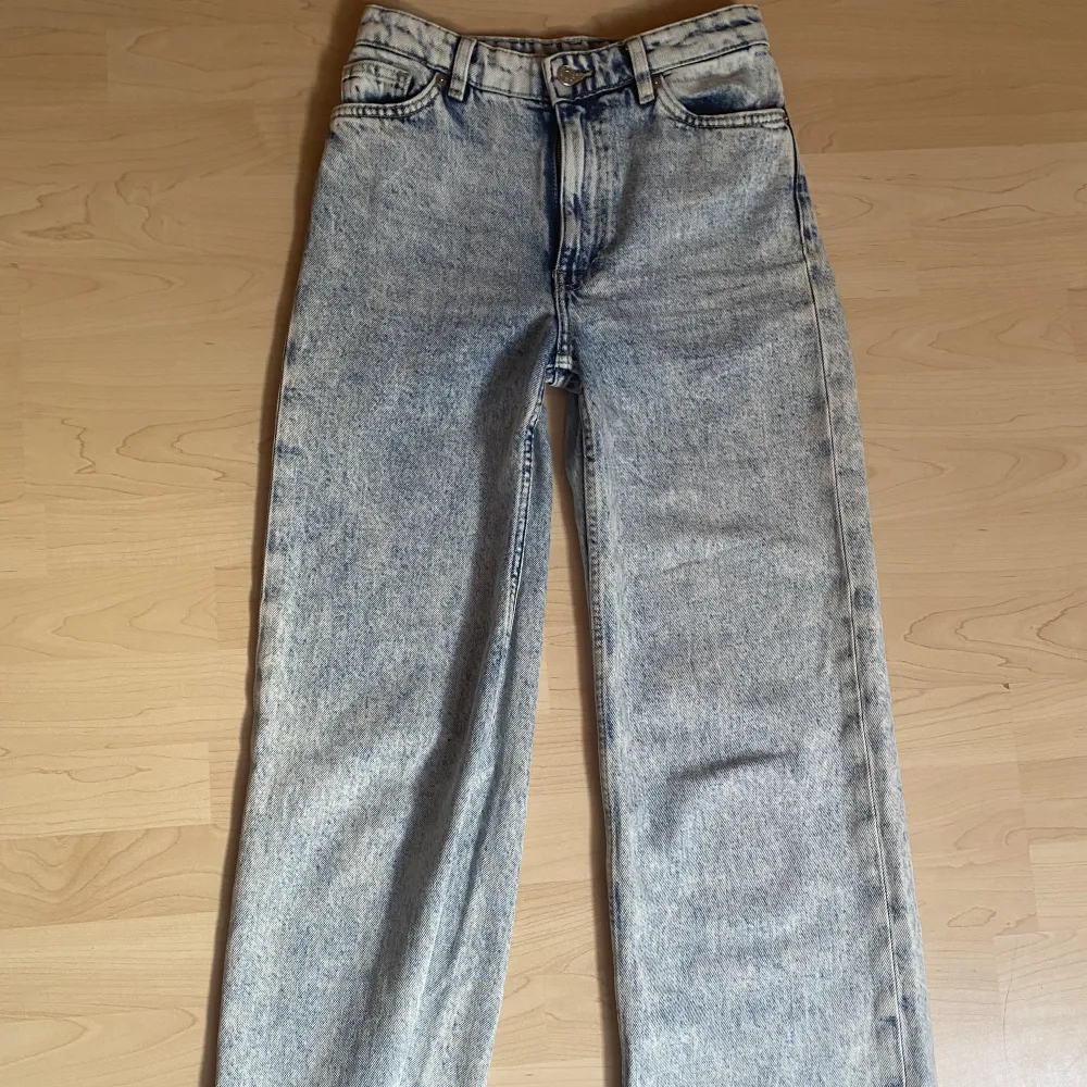 Wide leg byxor från monki som inte kommer till användning<33  Passar någon <150-163cm . Jeans & Byxor.