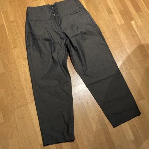 Ankelkorta byxor  - Grå randiga med hög midja och bred linning 