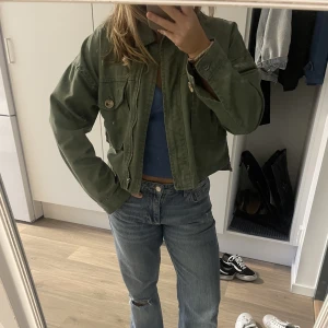 Grön jacka - Intressekoll på denna skitsnygga gärna jacka från pull&bear i storlek xs 