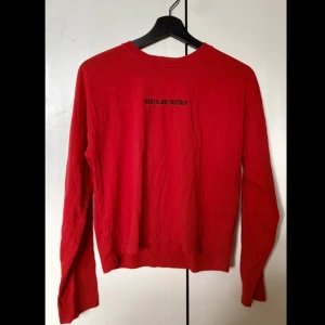 Röd tröja med text - Röd tröja med tryck. Mycket gott skick.