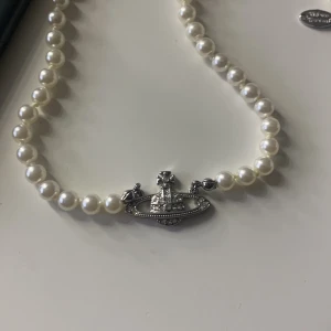 Vivienne Westwood halsband - Köptes på secondhand och har ändast andvänt 3 gånger så är i perfekt kondition   ❤️Tryck gärna på köp nu❤️