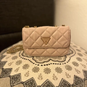 Guess väska - En fin ÄKTA rosa guessväska som var en present. Väskan är sparsamt använt i nyskick. Kontakta för frågor🩷