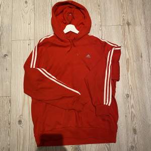 Röd adidas hoodie!❤️(skriv för fler bilder)