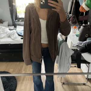 Brun kofta  - En jättefin brun kofta som inte kommer till användning. Sitter overisize på mig som är 164