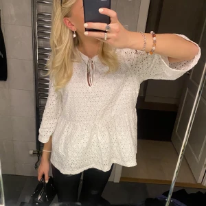 Blus  - Såå fin hålbroderad blus🥰