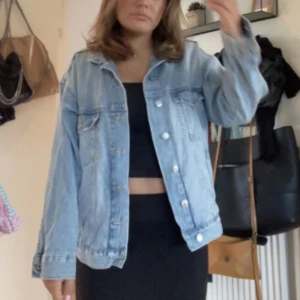 Jeansjacka - Säljer nu min jeansjacka som tyvärr inte kommer till användning längre. Storlek XS men mer som en M🤍