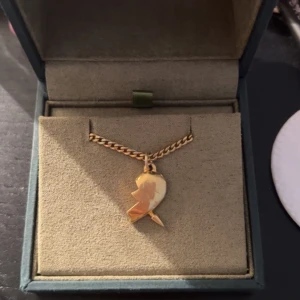 Maria Nilsdotter halsband  - INTRESSEKOLL❌❌ kollar intresset på mitt ”you and me” halsband från Maria Nilsdotter. Väldigt sparsamt använt då jag använder den andra delen hela tiden. Skriv erat bud!! Längden är 50. BYTER GÄRNA MOT ANNAT MARIA NILSDOTTER SMYCKE