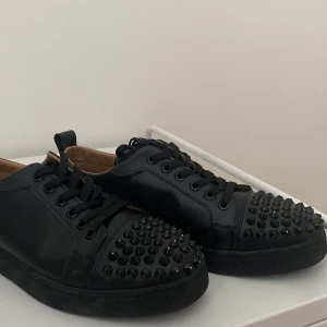 Louboutin  - Säljer dessa loubs eftersom dom aldrig mer kommer till användning! STORLEK 42! SKRIV FÖR MER BILDER