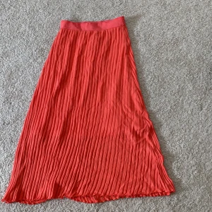 Lång kjol  - Säljer denna lång kjol för att den Kanye kommer till användning. Kom privat för fler frågor eller prisförslag 