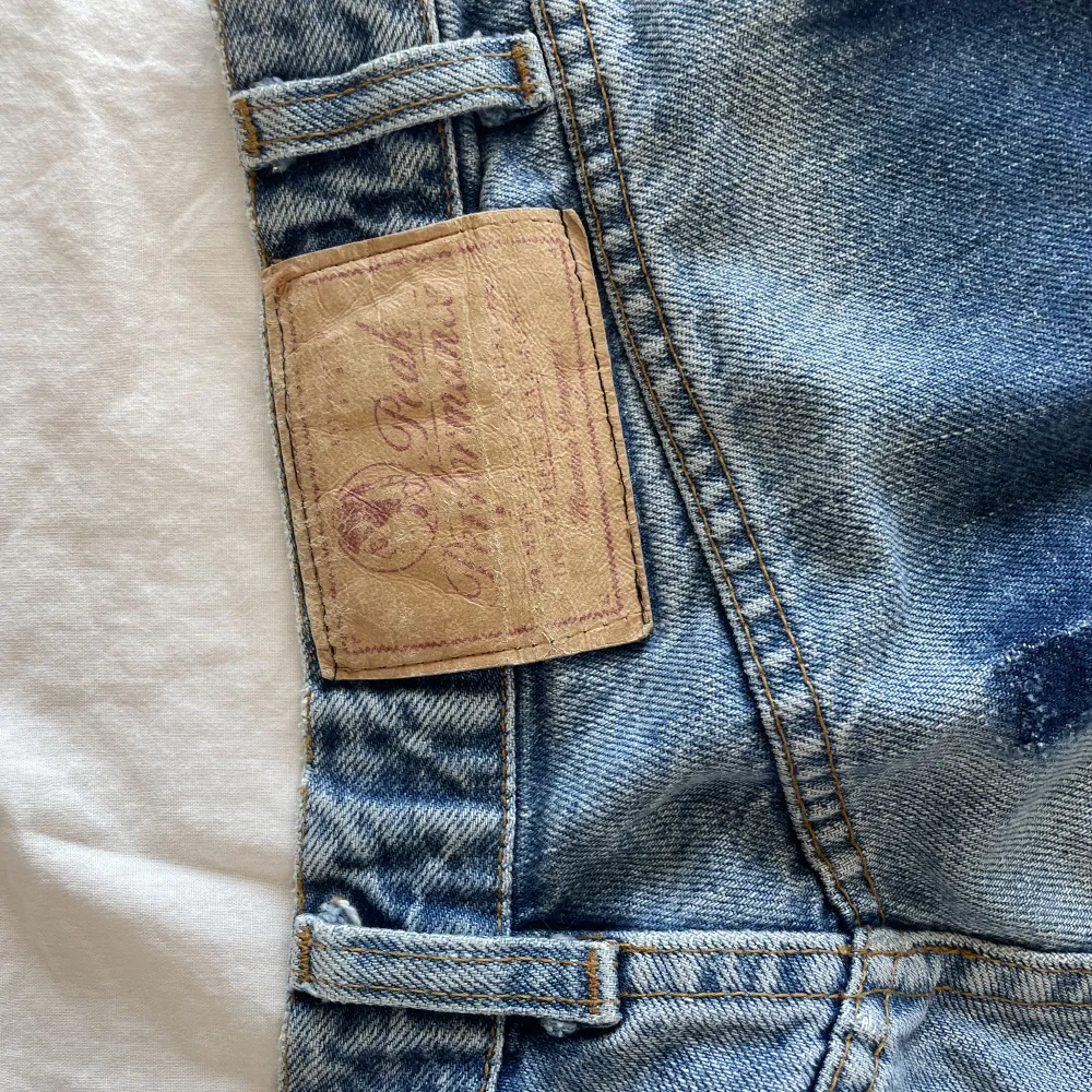 Jeansshorts klippta från vintage jeans från peak performance. Snygga och bekväma. Oklart med storlek men passar M och L. Jeans & Byxor.