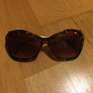 solglasögon - supersnygga solglasögon med leopard-liknande mönster från grekland. använda ett få antal gånger men ser som helt nya ut. 