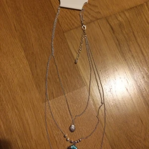 halsband - jättegulligt halsband från Glitter som aldrig andvänts. 