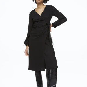 Klänning - En så fin klännin som tyvär inte kom till användning. Endast använd vid ett tillfälle. Inga hål eller defekter.kan tänka min sänka priset vid snabb affär. Den är från HM