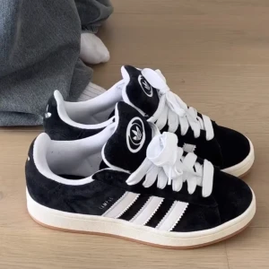 Adidas campus 00s - Säljer mina absoluta favoritskor då jag har dem i två storlekar, helt nya och oanvända, kartongen och alla tillbehör medföljer självklart 🤍 slutsålda överallt 