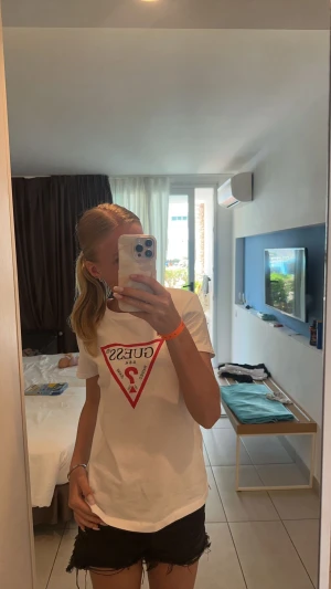 guess tröja - säljer denna tröja då den aldrig kommer till användning. jätte bra skick. använd 3-4 gånger.